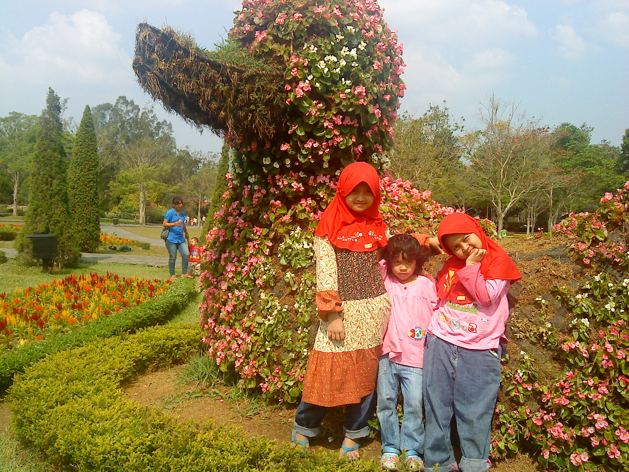 Rekreasi ke Taman Bunga Nusantara Tebarkan Salam Untuk Dunia
